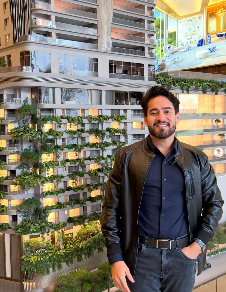 Felipe Jr, consultor imobiliário, ao lado da maquete de um empreendimento em Manaus